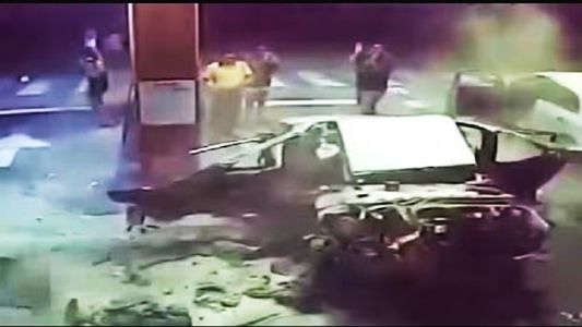 El particular descargo de la policía que ocasionó una lluvia de cocaína al explotarle el auto