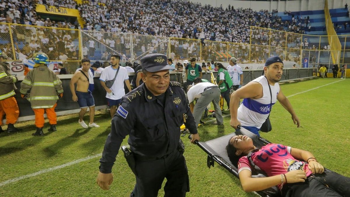 Estampida humana en el estadio Cuscatlán de San Salvador (Foto: AP)