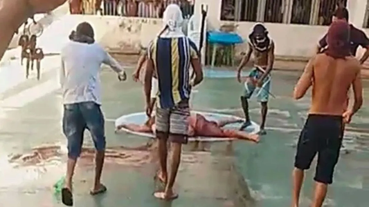 Video: el salvaje motín que terminó con 10 presos decapitados y prendidos fuego