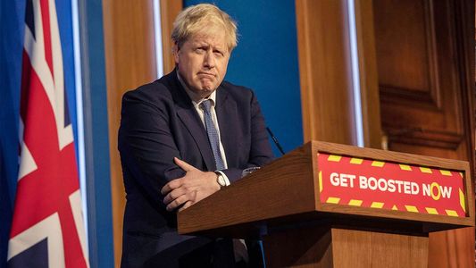 Boris Johnson protagonizó dos fiestas durante el luto obligatorio por la muerte de Felipe, el esposo de la reina Isabel II