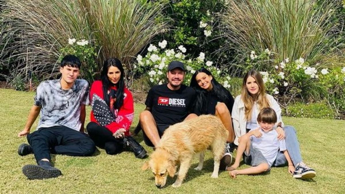 Marcelo Tinelli junto a sus cinco hijos: Micaela, Candelaria, Francisco, Juana y Lorenzo.&nbsp;