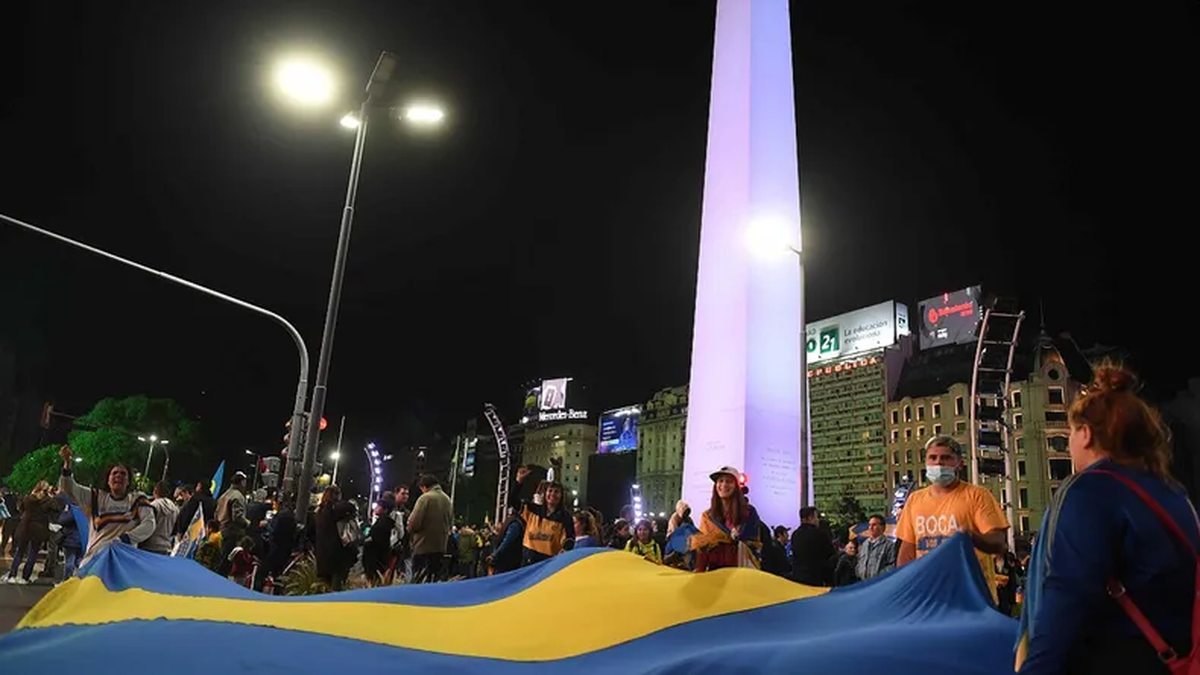 Hinchas festejan en el Obelisco el triunfo de Boca ante Tigre en Córdoba