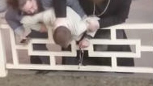 Un sacerdote fuera de sí atacó a un empresario y hasta lo golpeó con un crucifijo