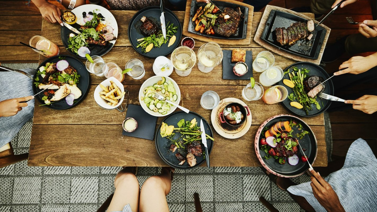 Una mesa servida en un sueño que no parece real
