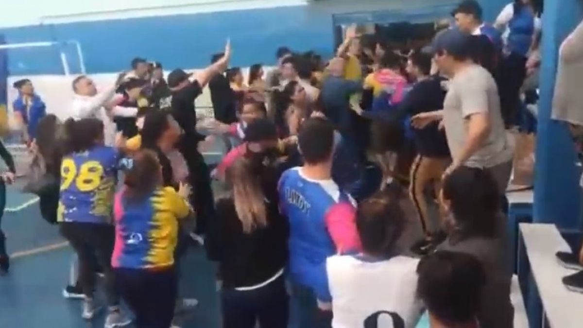 Escándalo: batalla campal en un partido de futsal femenino en Avellaneda (Foto: captura de TV A24).