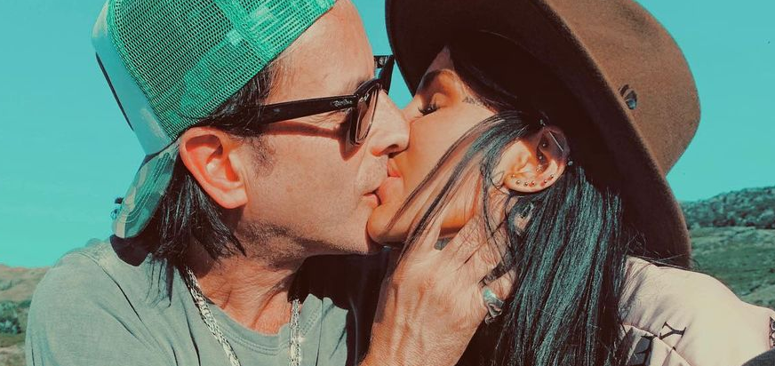 El primer beso público de Cande Tinelli y Coti Sorokin en Esquel