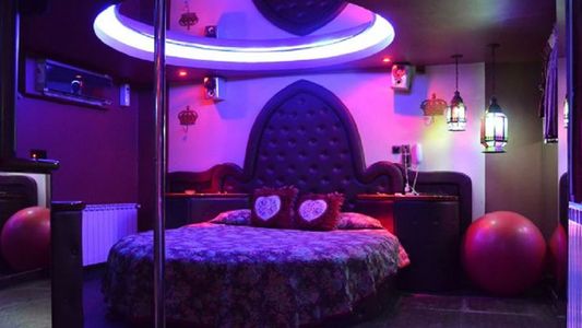 Estaba en un telo con una mujer, apareció el marido y tuvo que escapar desnudo por la calle