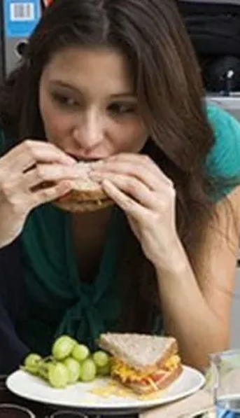 Comer frente a una pantalla: qué riesgo tiene para la salud