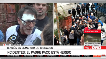 El padre Paco resultó herido en la marcha de jubilados. (Foto: YouTube). El padre Paco resultó herido en la marcha de jubilados. (Foto: YouTube).