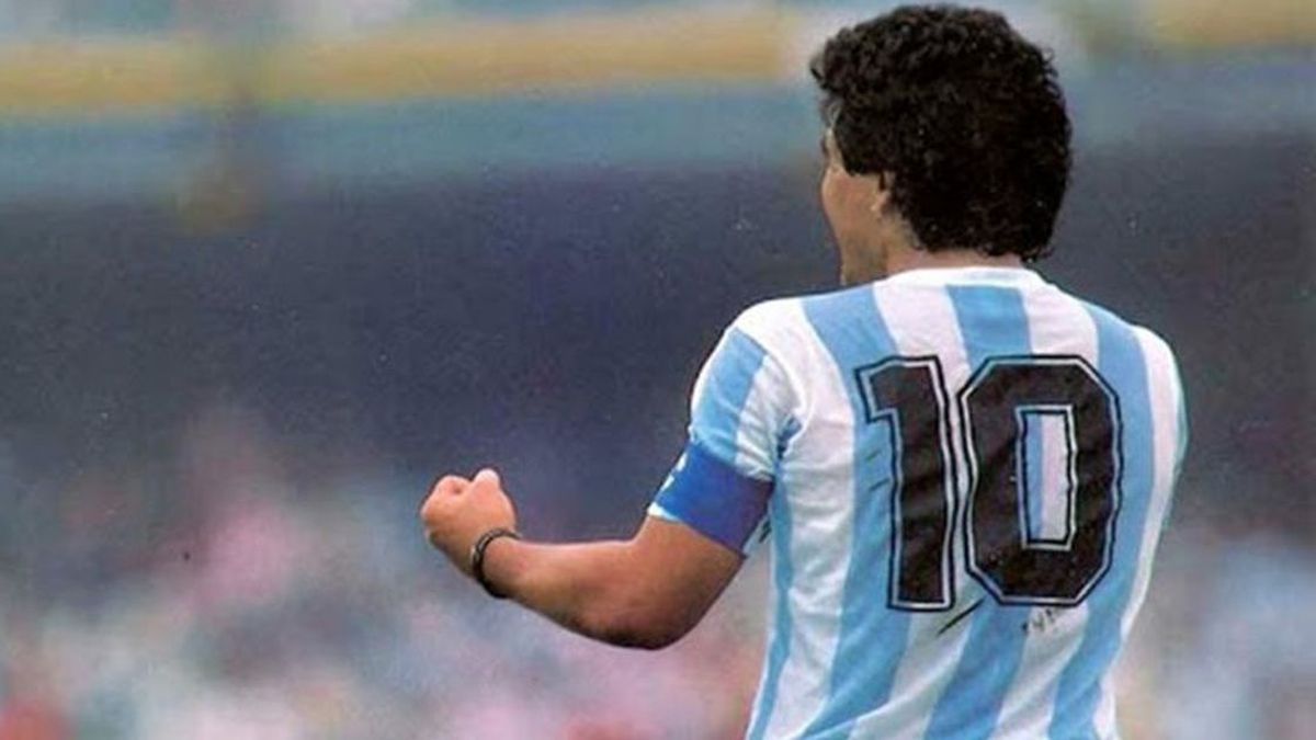 El proyecto de ley que busca convertir la fecha de cumpleaños de Diego Maradona en el Día Nacional del Fútbol