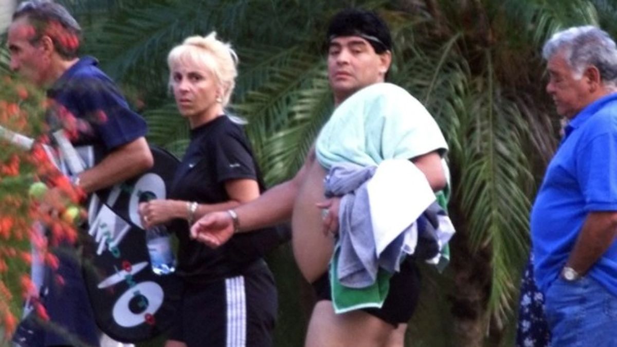 Si bien la relaci&oacute;n ya estaba quebrada, Claudia Villafa&ntilde;e acompa&ntilde;&oacute; a comienzos de los a&ntilde;os 2000 a la isla de Cuba a Diego Maradona cuando decide instalarse all&iacute; para recuperarse de sus adicciones. Pero el matrimonio se disolver&iacute;a en 2003.&nbsp;
