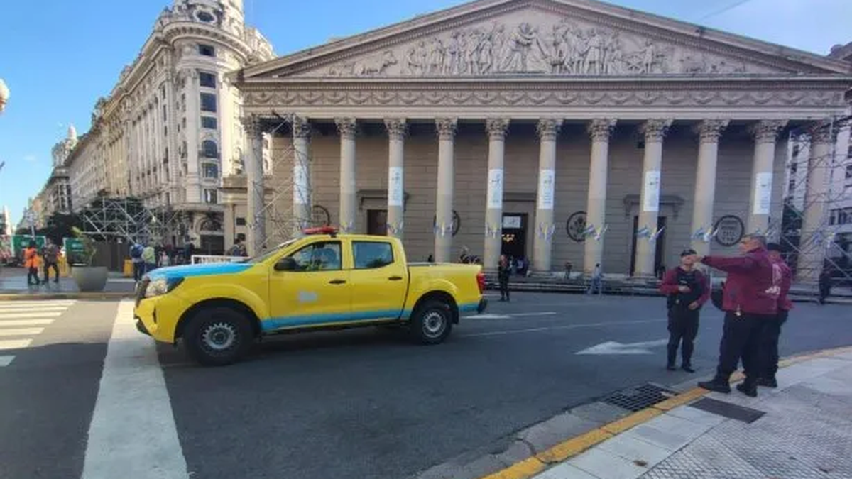 Operativos policiales sobre la avenida Rivadavia y esquina San Mart&iacute;n.