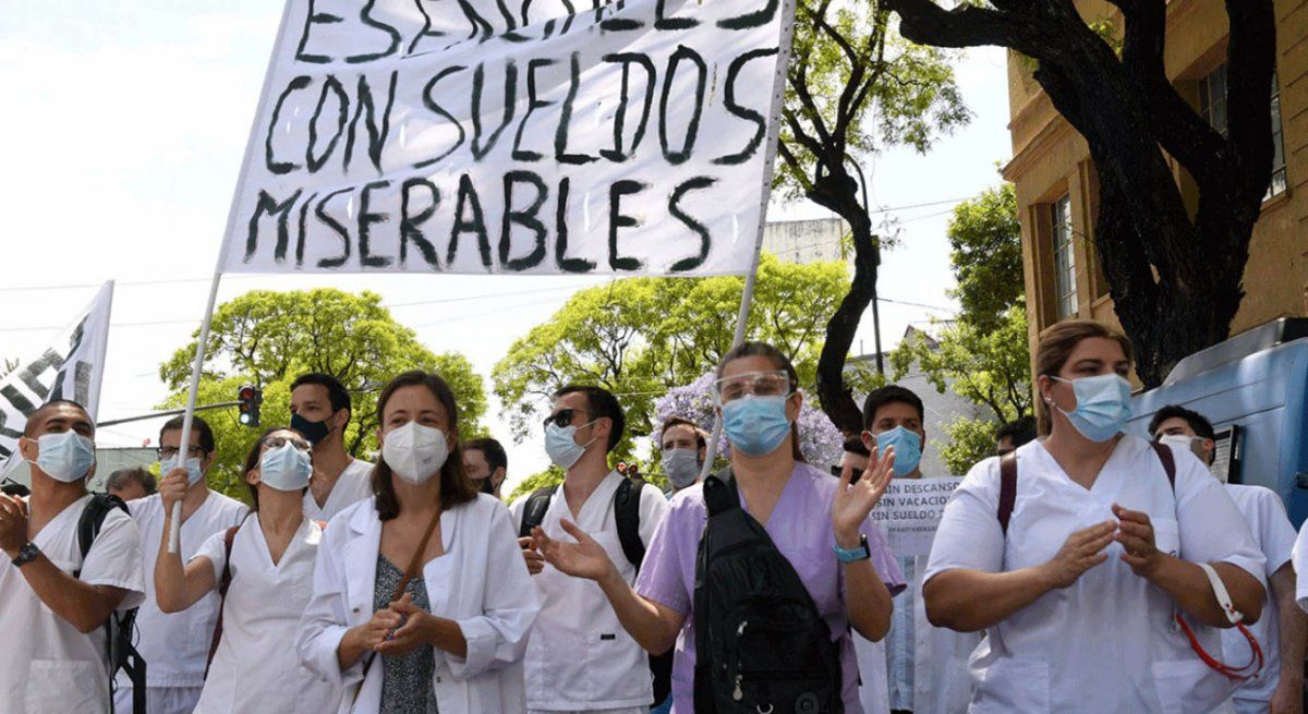 Manifestación de los trabajadores de la Salud en reclamo de un aumento salarial (Foto: Télam).