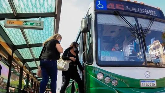 Subieron a robar al colectivo y una mujer encontró una ingeniosa forma para que no le saquen el celular