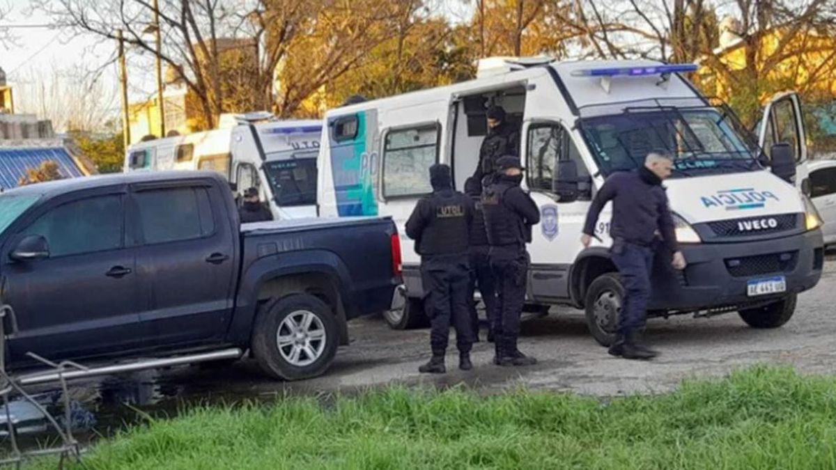 Feroz motín en una comisaría: una batalla en los calabozos y dos mujeres policías rehenes.