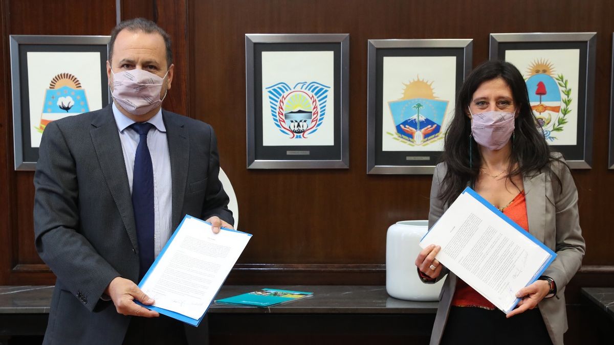 Jorge Solmi y Paula Español comunicaron el acuerdo alcanzado con las empresas. 