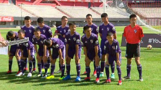 Los Jabalíes salvajes, los niños tailandenses rescatados de la cueva, jugaron un partido en el Monumental