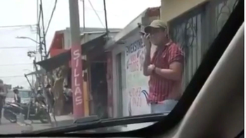 Bajó del auto para escuchar un audio de su amante, pero dejó encendido el Bluetooth y su mujer escuchó todo
