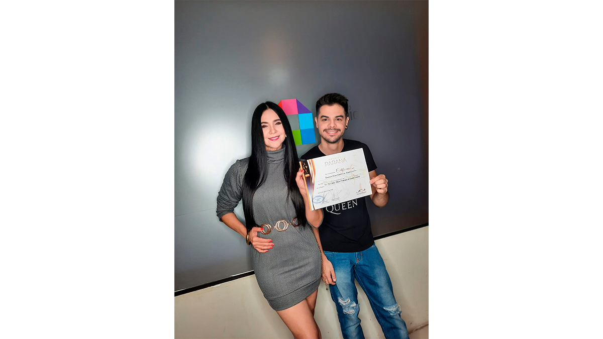 Norita Rodríguez y Oscar Fadlala con su carta de nominación a los Paraná