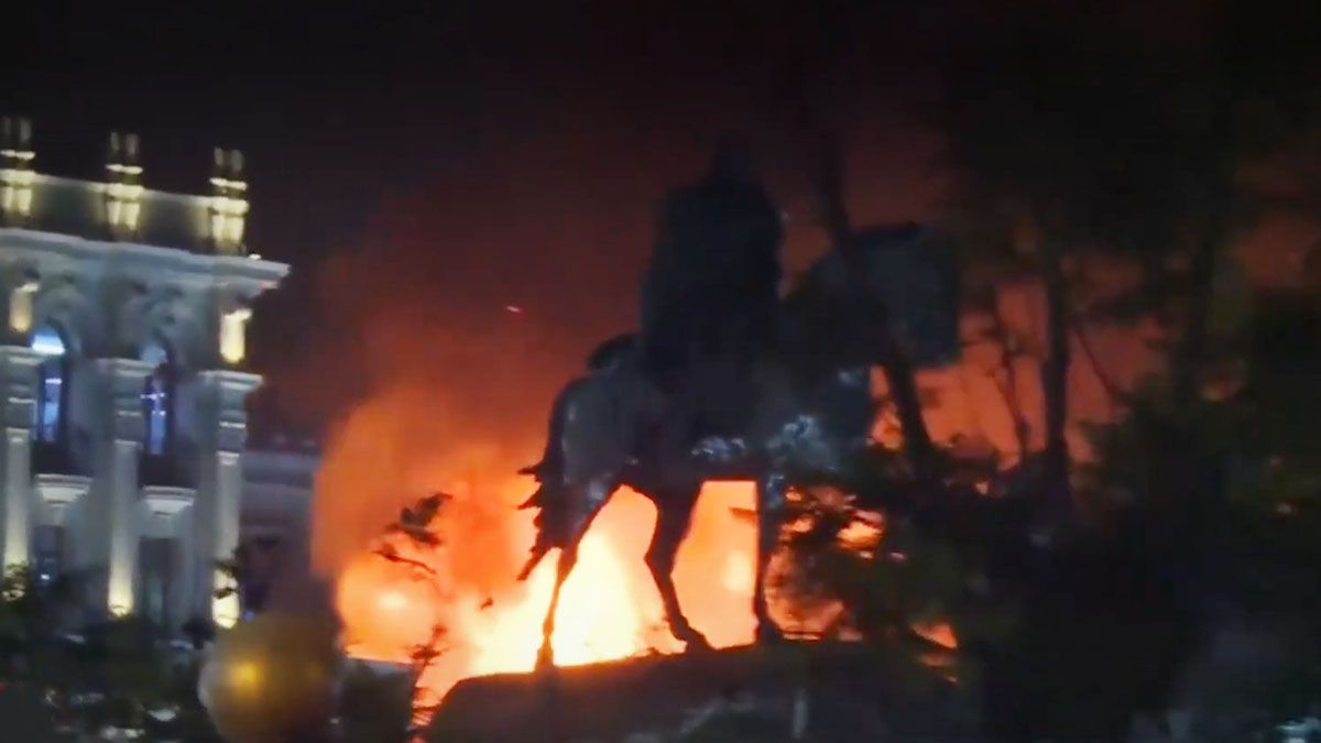 Un incendio en uno de los edificios que rodean la plaza San Mart&iacute;n en Lima (Foto: captura de TV).