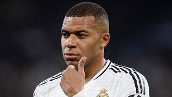 Cheques, donaciones dudosas y agentes: el nuevo lío judicial que complica a Mbappé