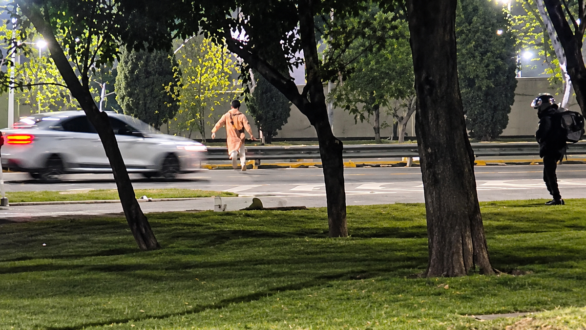 El menor está en grave estado e investigan si había asaltado a un repartidor antes. (Foto: captura mejorada con IA)