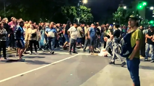 Un hombre de 72 años murió tras descompensarse durante el cacerolazo en La Plata