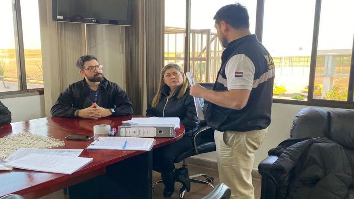 Fiscales del Paraguay realizaron durante 6 horas un allanamiento al aeropuerto de Ciudad del Este por el avión de origen Iraní (Foto: Gentileza ABC color)