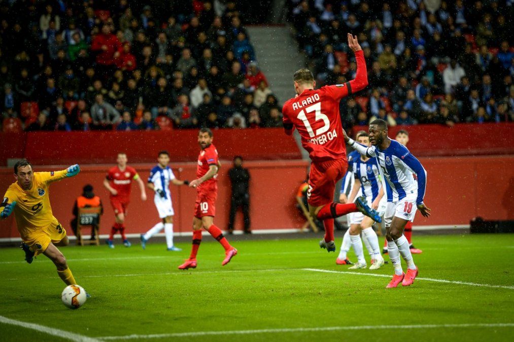 Europa League: Alario marcó en la victoria ante Porto y Leverkusen saca ventaja en 16vos