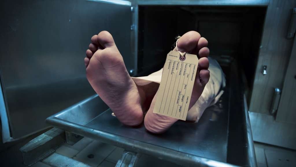 Suspenden a policía por manosear el cadáver de una mujer