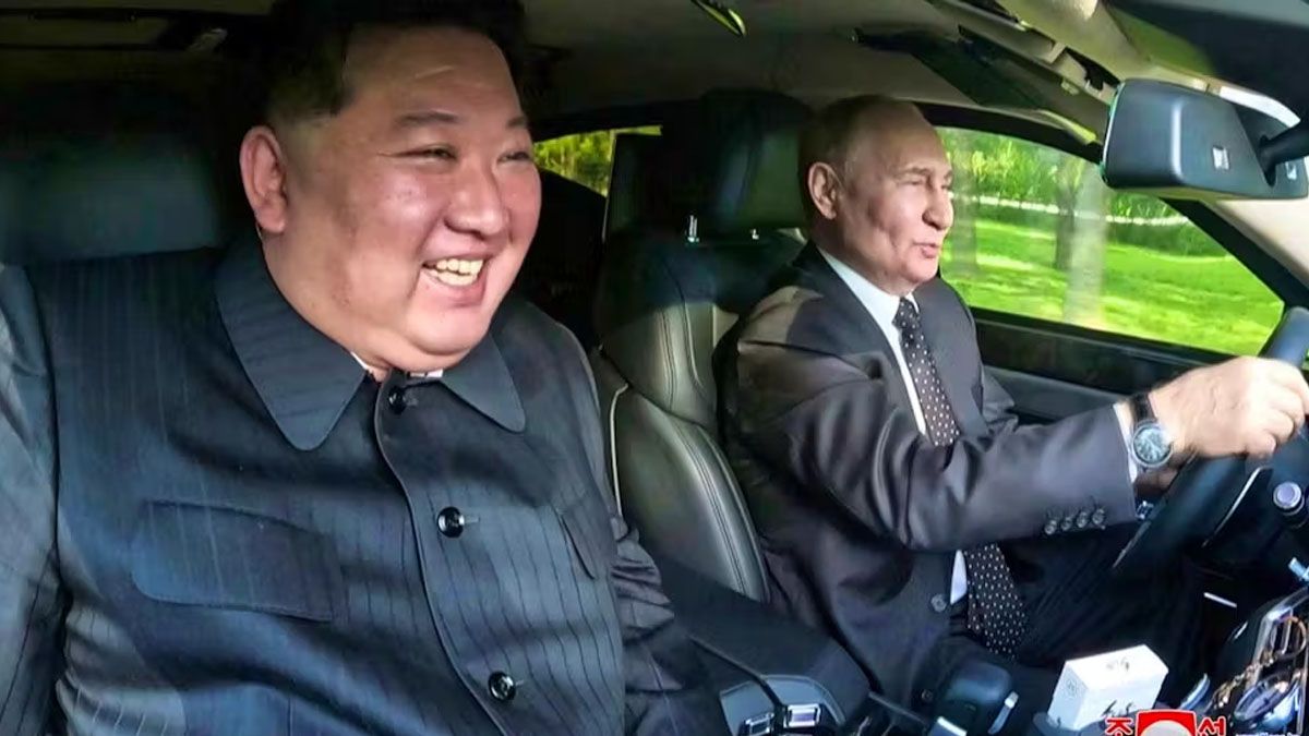 Vladimir Putin lleva de paseo a Kom Jong-un en una limusina. Sonrisas entre dos amigos. (Foto: Gentileza Korean Times)