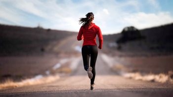 Soñar con correr lento es como querer gritar y no poder: una lucha silenciosa que el cuerpo recuerda. Foto: Sueño/Internet.