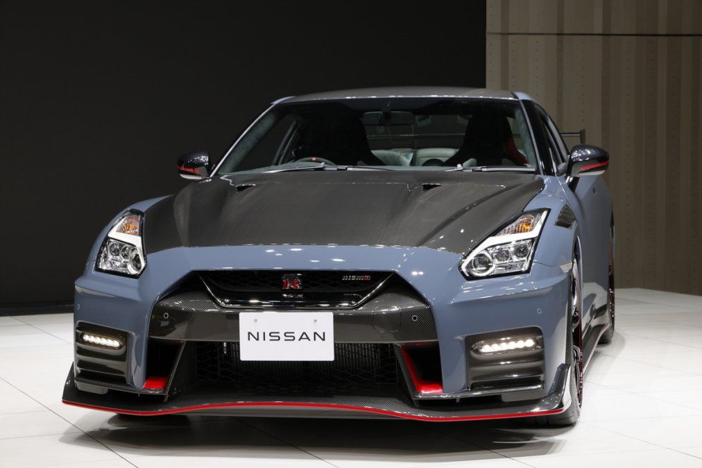 La edición especial cuenta con un capó de fibra de carbono con revestimiento transparente exclusivo de Nismo. Este tipo de capó permite descubrir el tejido de fibra de carbono