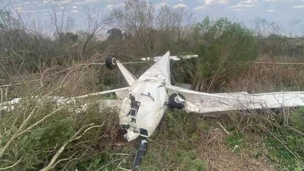 Una avioneta cayó en General Rodríguez a minutos de despegar y hay heridos graves (Foto: Bomberos Voluntarios)