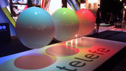 Figura de Telefe se separó y decidió irse del país