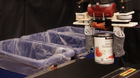 Crearon un robot que separa la basura para reciclarla