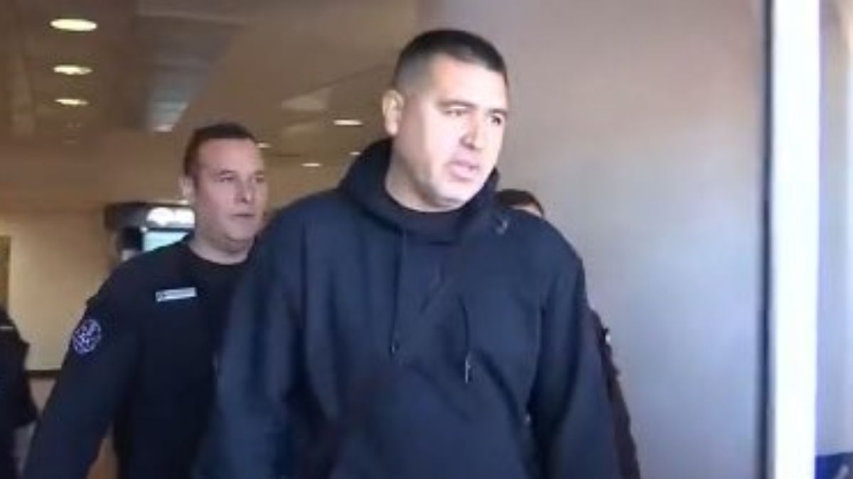 Juan Román Riquelme llegó a Salta unas horas antes del partido.&nbsp;