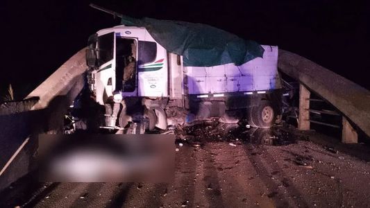 Impactante: un camionero se quedó dormido, estrelló su vehículo contra un puente y se salvó de milagro