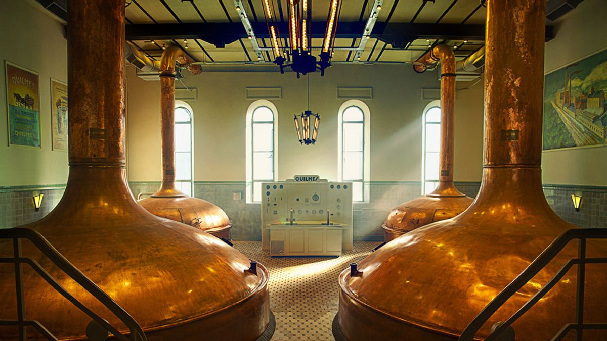 La Casa de Quilmes incluye un salón museo que cuenta toda la tradición cervecera.