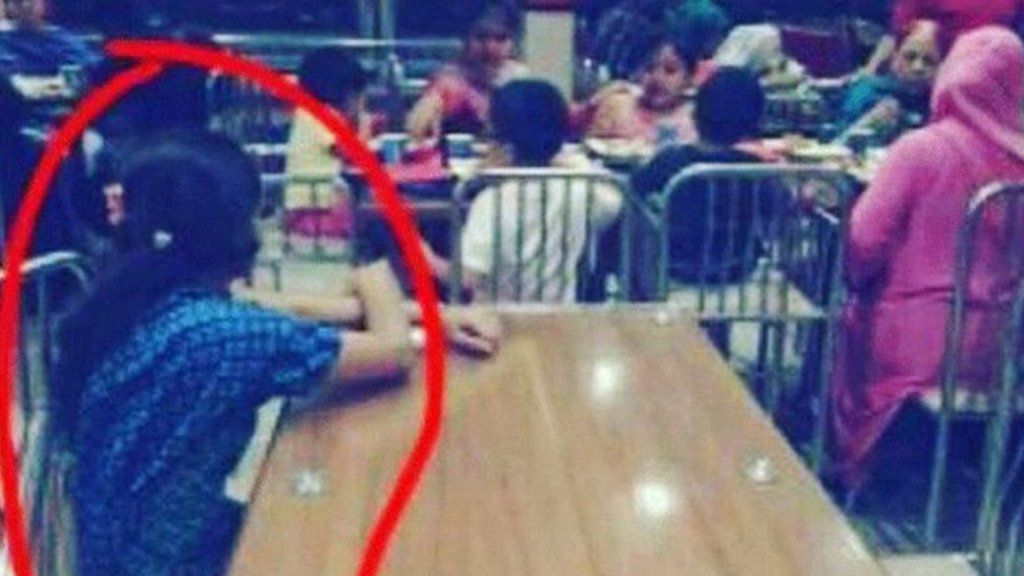 La foto se volvió viral: una familia obliga a su empleada a esperar en otra mesa mientras comen