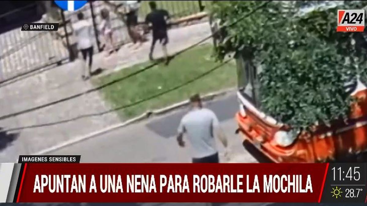 Banfield: así le apuntan a una nena para robarle la mochila. (Captura de Tv)