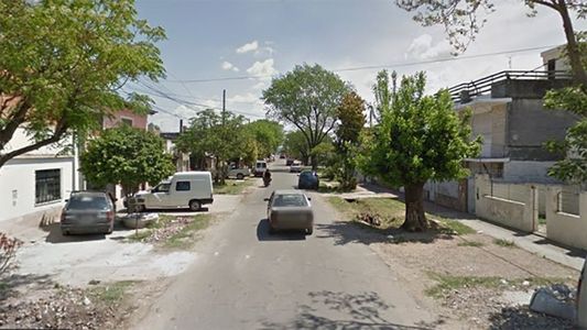 Nuevo crimen en Rosario: acribillaron a un hombre que estaba sentado en la vereda de su casa