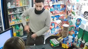 Un delincuente armado robó un kiosco y los vecinos revelaron su presunta profesión