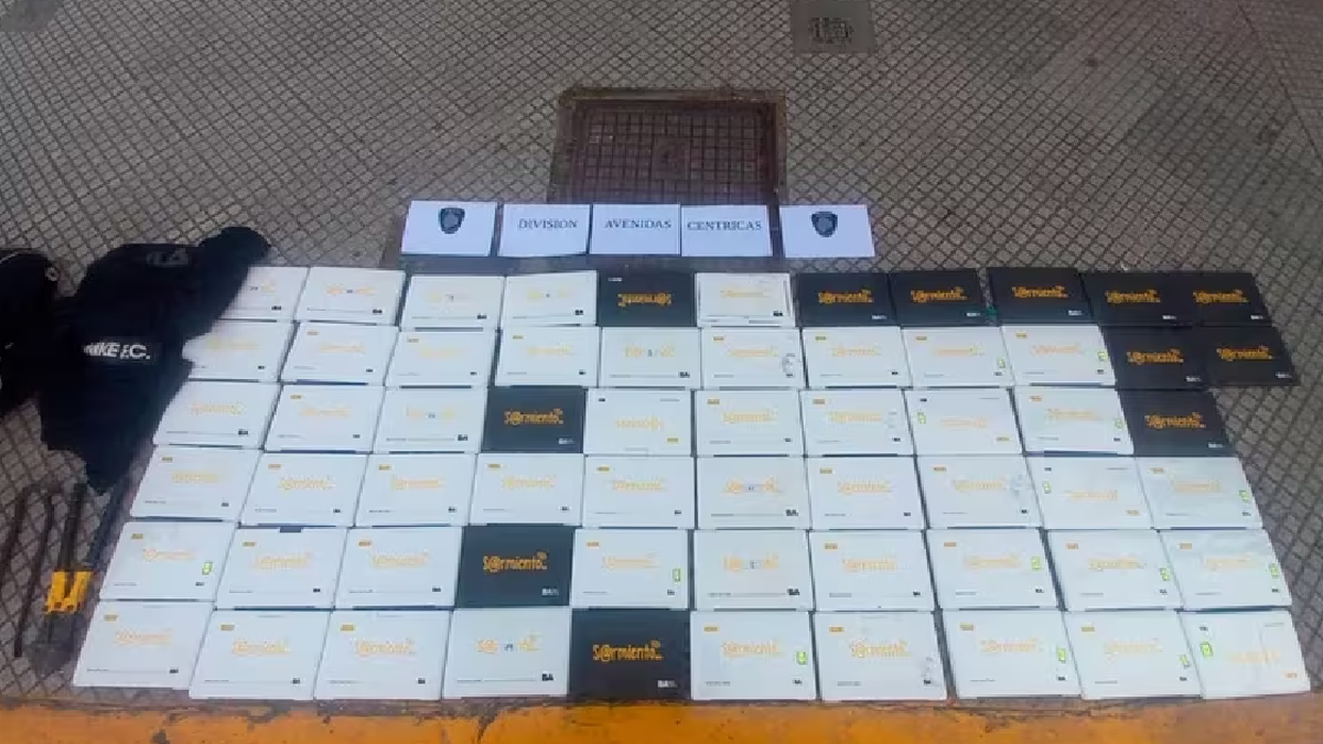 Detuvieron a cinco adolescentes tras robar m&aacute;s de 142 netbooks de una escuela primaria. (Foto: Polic&iacute;a de la Ciudad)