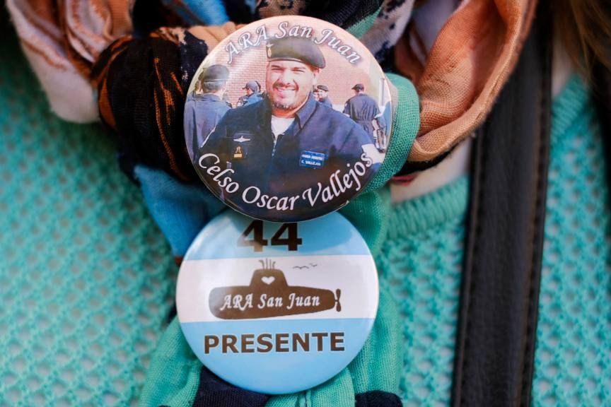 Un uniforme, un overol y un bolso de trabajo: imágenes del fondo del mar que vieron los familiares de los tripulantes del ARA San Juan