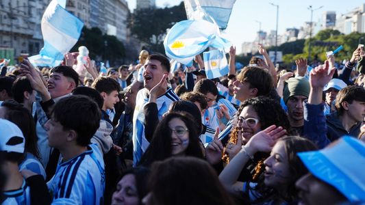 El Obelisco volvió a ser una fiesta: miles de hinchas celebraron el triunfo de Argentina ante Egipto