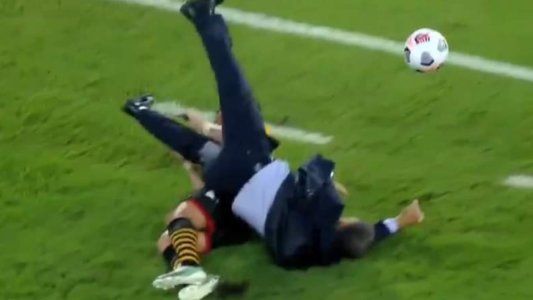 Asustó a todos: la tremenda caída de Miguel Ángel Russo en el partido contra Barcelona