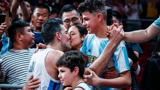 El emotivo abrazo de Luis Scola con su familia tras el partido