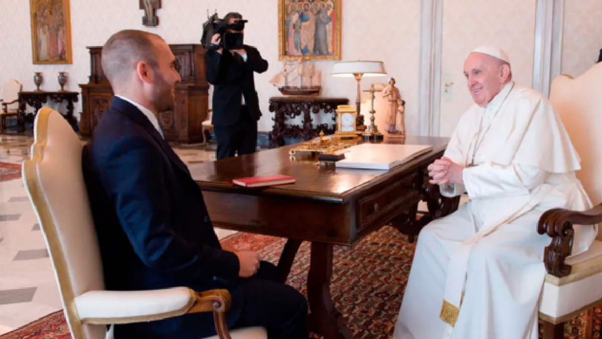 Francisco recibió al exministro de Economía Martín Guzmán. (Foto: captura)