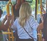La madre de una famosa millonaria viaja en colectivo y se filtró la sorprendente foto: de quién se trata